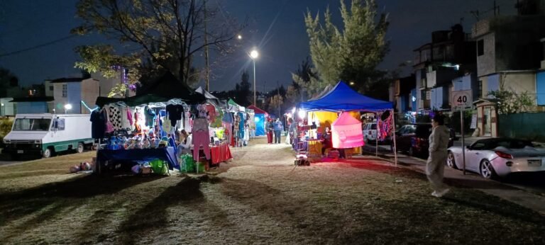 Bazar Navideño en Fuentes de San José reúne a vecinos y emprendedores.